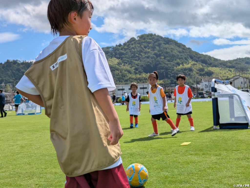 イベントでサッカーを楽しむ子供たち