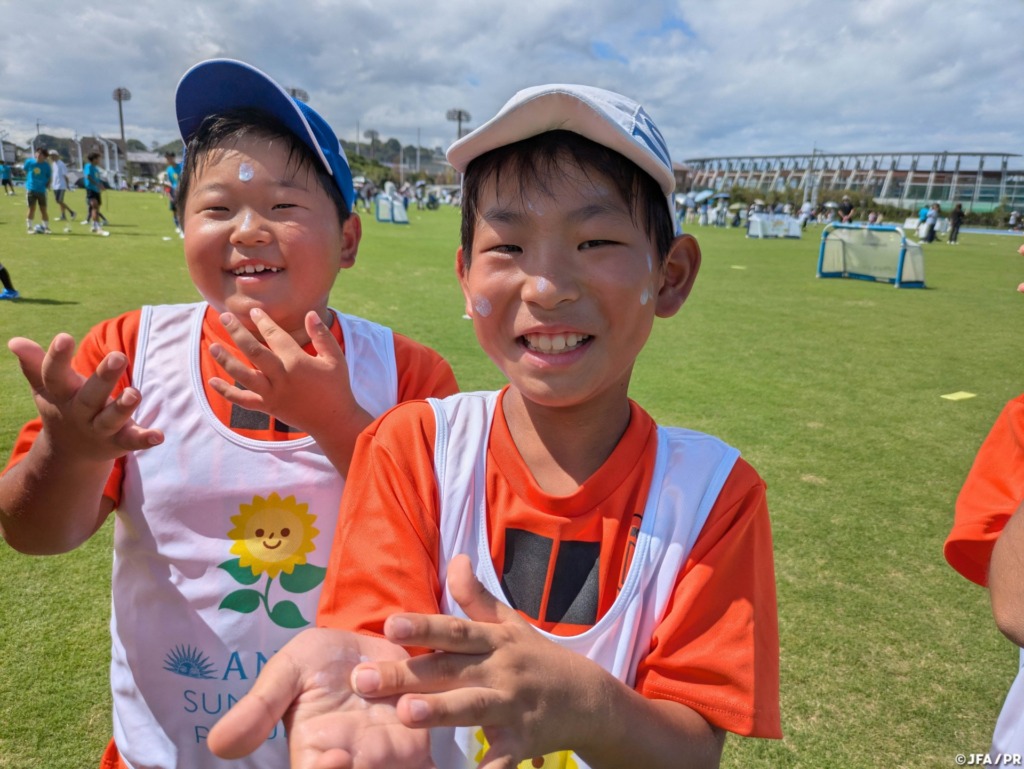 日焼け止めを塗布する笑顔の子供たち