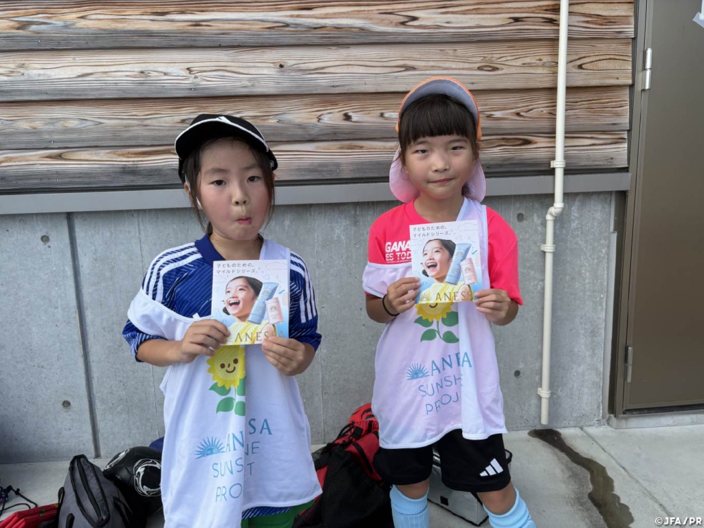 特典のサンプルを手にポーズをとる子供たち